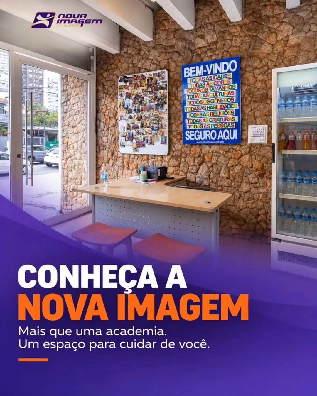 Recepção da Nova Imagem, com parede de pedra, mural de fotos dos alunos e o cartaz de boas-vindas